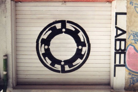 Peinture portail logo WEIRD RECORD - Poitiers